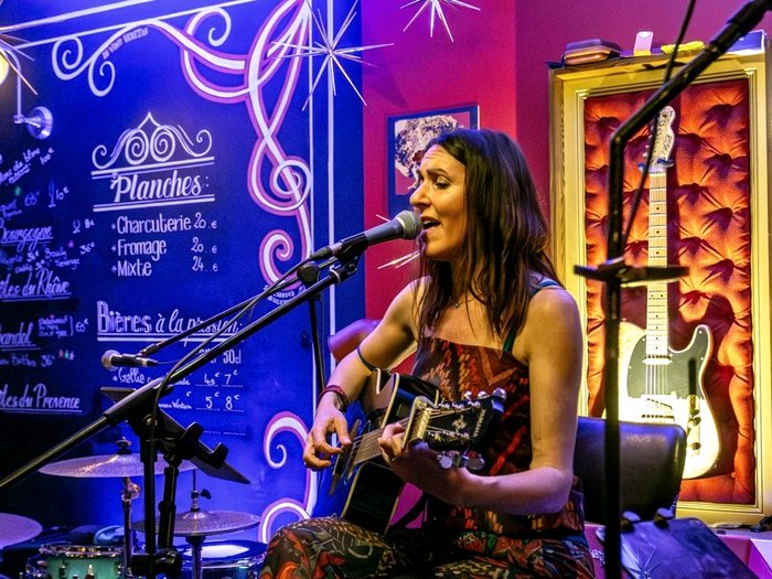 Estelle Fleury, chant et guitare acoustique
