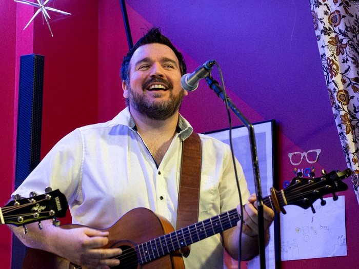 Jean-Baptiste Bertocchio, chant et guitare acoustique